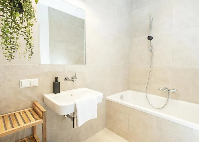 Modern, Bright Garden Apartment, 15 Mins To Center *