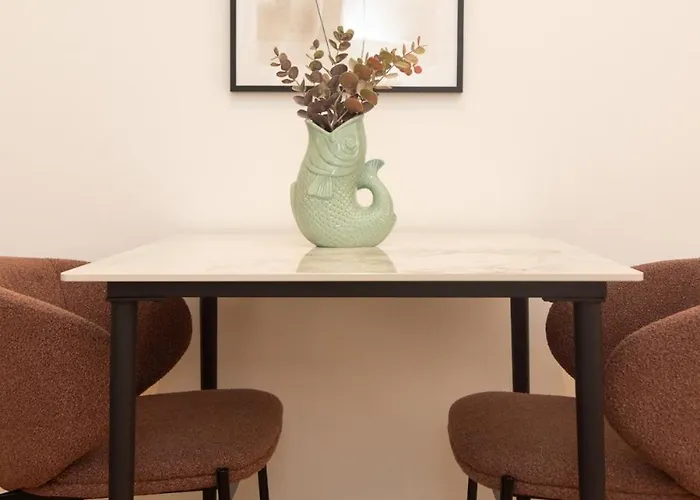 Modern, Bright Garden Apartment, 15 Mins To Center *