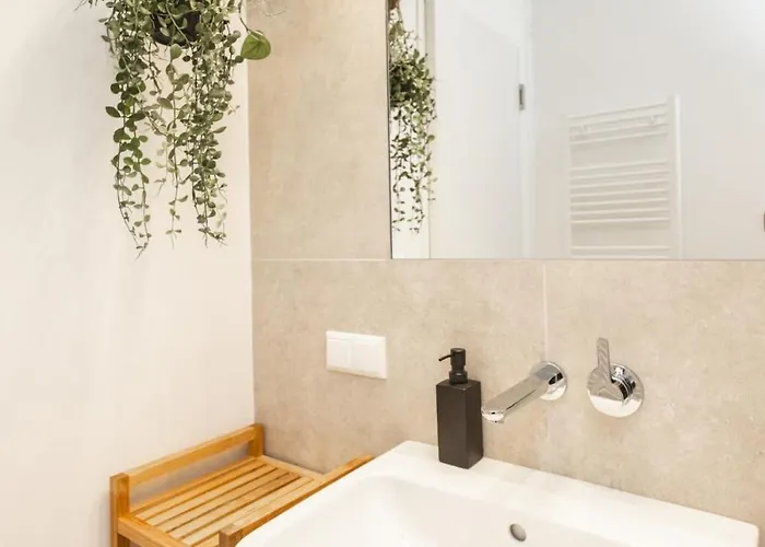 Апартаменты Modern, Bright Garden Apartment, 15 Mins To Center