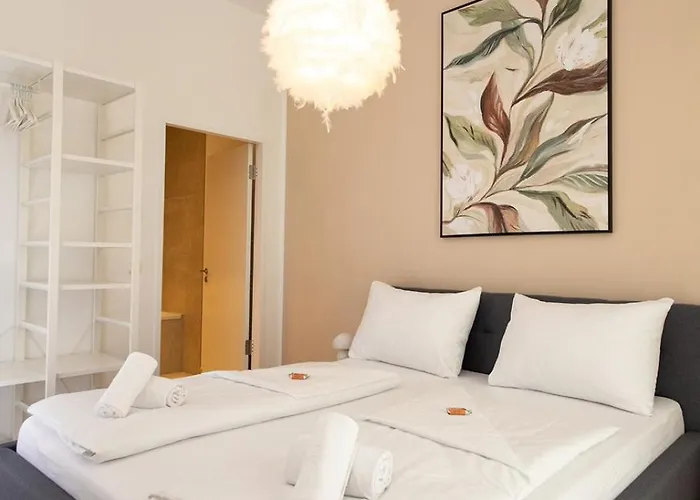 Modern, Bright Garden Apartment, 15 Mins To Center *